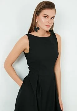 LELA Crew Neck Pleated Midi - Cocktailjurk - Black -LELA Winkel 05a9b182ae4a4eb4ba70a05dd21cde3f