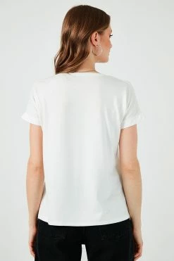 LELA V Neck- T-Shirt Basic - Ecru -LELA Winkel 17504c1d0cf649d3bf03eaef3ac4e8c7