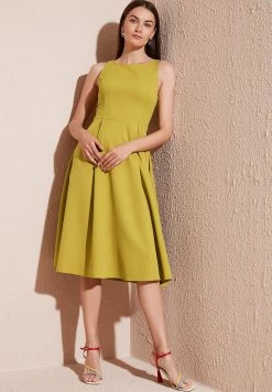 LELA Crew Neck Pleated Midi - Cocktailjurk - Olive -LELA Winkel 2d4b00d39f914ad8a4508e2d287e4615