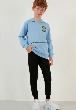 LELA Set - Trainingspak - Baby Blue 11 LELA Set - Trainingspak - Baby Blue -LELA Winkel 3490f365a58a4e6aad52966fb485c57e