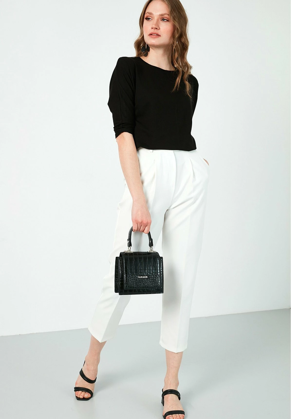 LELA Crew Neck- Longsleeve - Black 4 LELA Crew Neck- Longsleeve - Black - Afbeelding 2