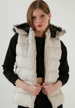 LELA Slim Fit - Bodywarmer - Stone Colored -LELA Winkel 3831cf9e625f4388bd74203784e9b0b5