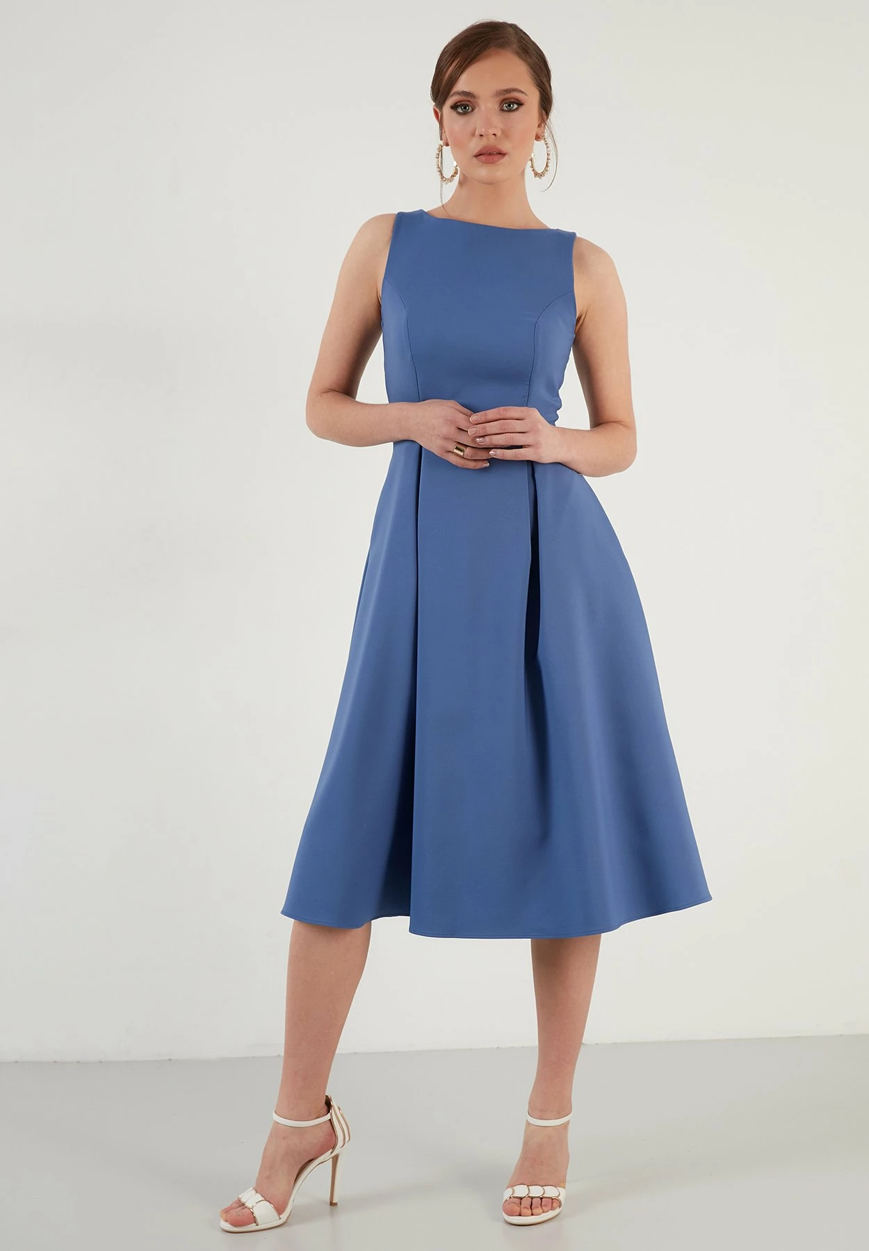 LELA Crew Neck Pleated Midi - Cocktailjurk - Indigo 4 LELA Crew Neck Pleated Midi - Cocktailjurk - Indigo - Afbeelding 2