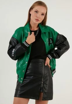 LELA Loose Fit - Imitatieleren Jas - Benetton Color -LELA Winkel 58dd4ab72e2b45adb51acc6fc212cbf6