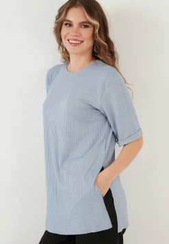 LELA Slim Fit - Blouse - Baby Blue -LELA Winkel 613a4bdcbfa446dd9de2e4b4f72a0da5