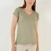LELA V Neck- T-Shirt Basic - Olive -LELA Winkel 617a0046213e4e35a62f84b4c5a2ab98