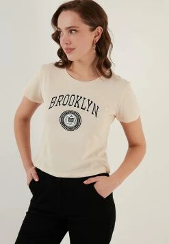 LELA T-Shirt Print - Stone 10 LELA T-Shirt Print - Stone -LELA Winkel 62596163e5a64c39a4ade03f61f532b4