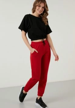 LELA Slim Fit - Trainingsbroek - Red -LELA Winkel 772a2a4f5c0142b88ed6e0d5a71138c6