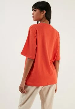 LELA Loose Fit - T-Shirt Basic - Brick Red -LELA Winkel 7780346a283c4ef9b942adddf926026e