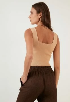 LELA Slim Fit - Top - Biscuit 6 LELA Slim Fit - Top - Biscuit -LELA Winkel 7b5c7bf586404da5a45d609a09aa79bb