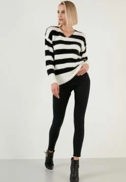 LELA Regular Fit - Trui - Black -LELA Winkel 832e9e903633494ea3f2f2760a9df134