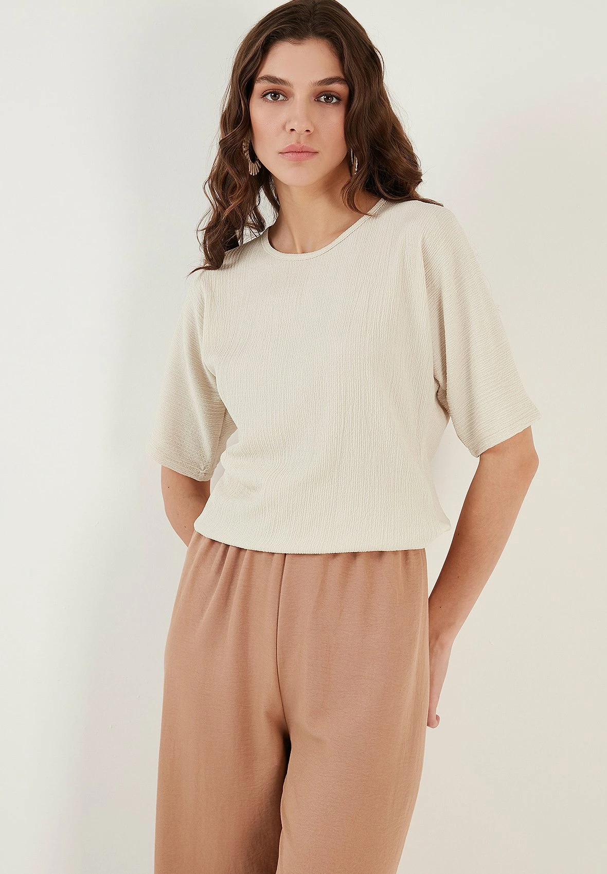 LELA Regular Fit - T-Shirt Basic - Stone 5 LELA Regular Fit - T-Shirt Basic - Stone - Afbeelding 3