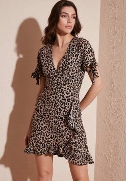 LELA Floral V Neck Ruffle Detail Mini- Jurk - Leopard -LELA Winkel 88be28e9d7c746428e1f080604642ff1