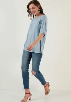 LELA Loose Fit - Blouse - Baby Blue -LELA Winkel 90852253e9134b9cae08a6af595066c3