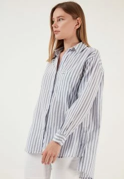 LELA Loose Fit - Overhemdblouse - Light Blue -LELA Winkel 90d0e42c7ea446b9b7692a8402751ade