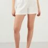 LELA Slim Fit - Shorts - Ecru -LELA Winkel 90e69743fdd241ee85b3acede95fb43a