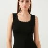 LELA Slim Fit - Top - Black