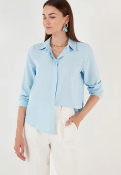 LELA Overhemdblouse - Baby Blue -LELA Winkel 993022e3c5ce483d9178dd56643245ac