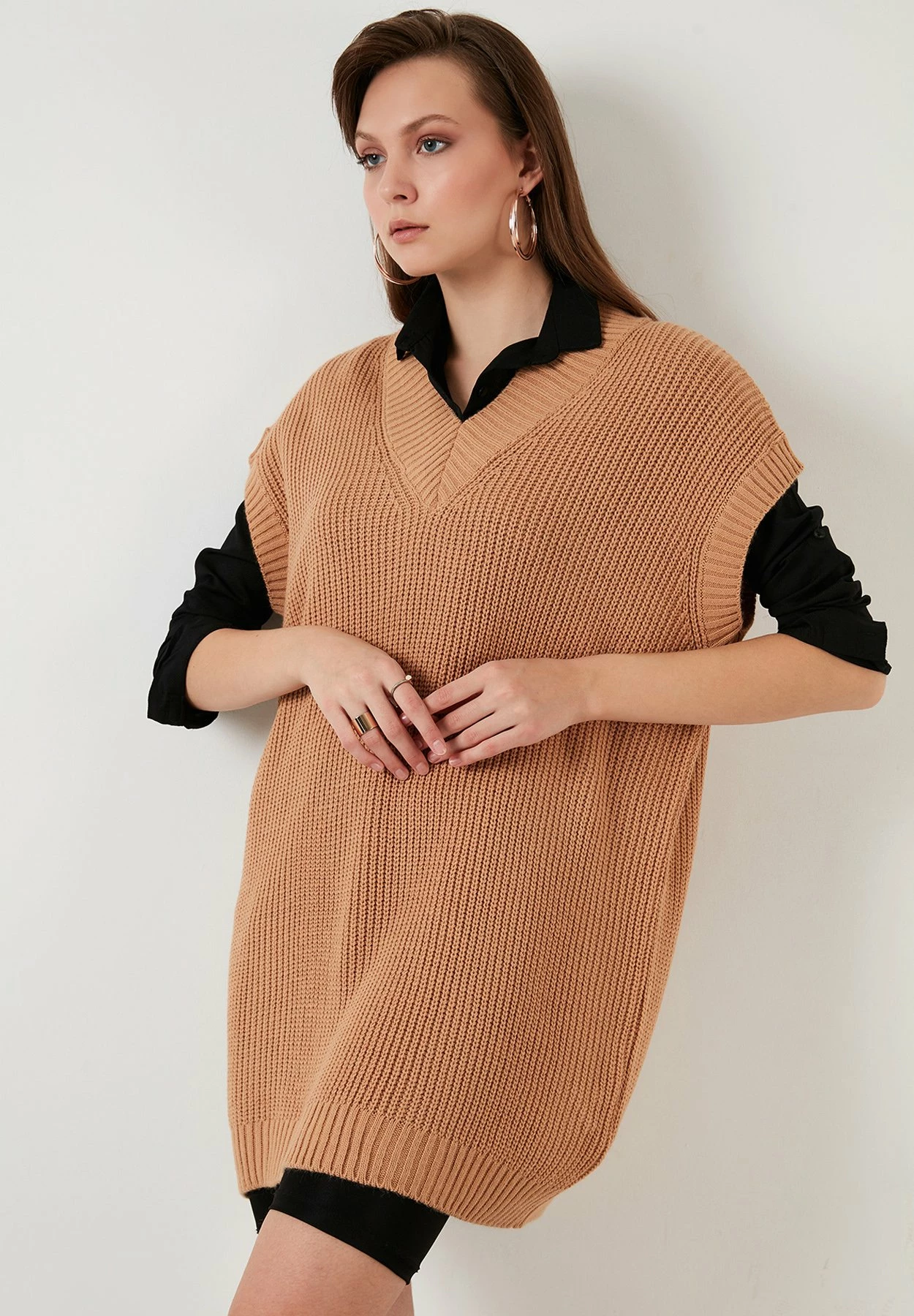 LELA V Neck- Trui - Camel 6 LELA V Neck- Trui - Camel - Afbeelding 4