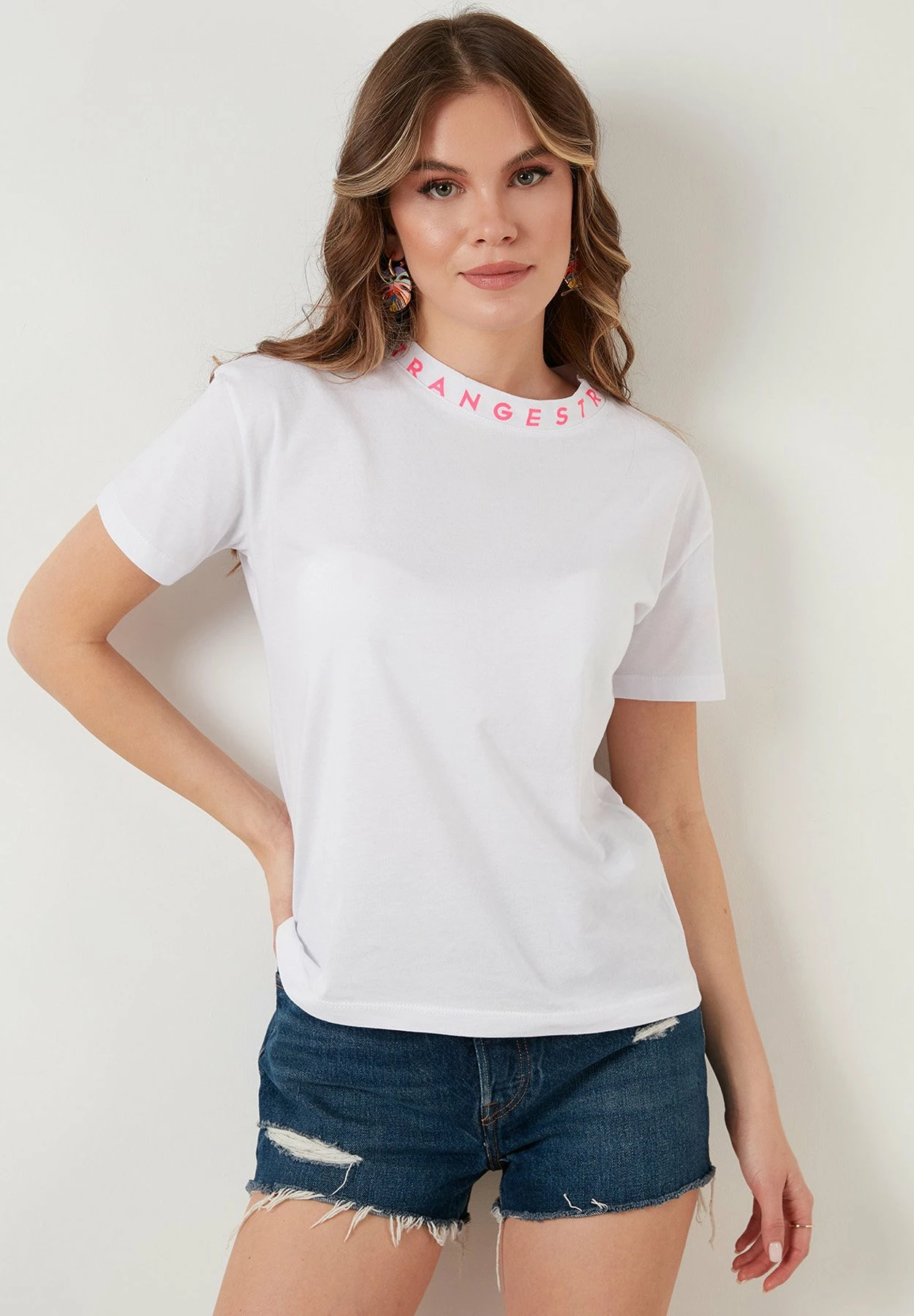 LELA Crew Neck- T-Shirt Print - White Neon Fuchsia 3 LELA Crew Neck- T-Shirt Print - White Neon Fuchsia