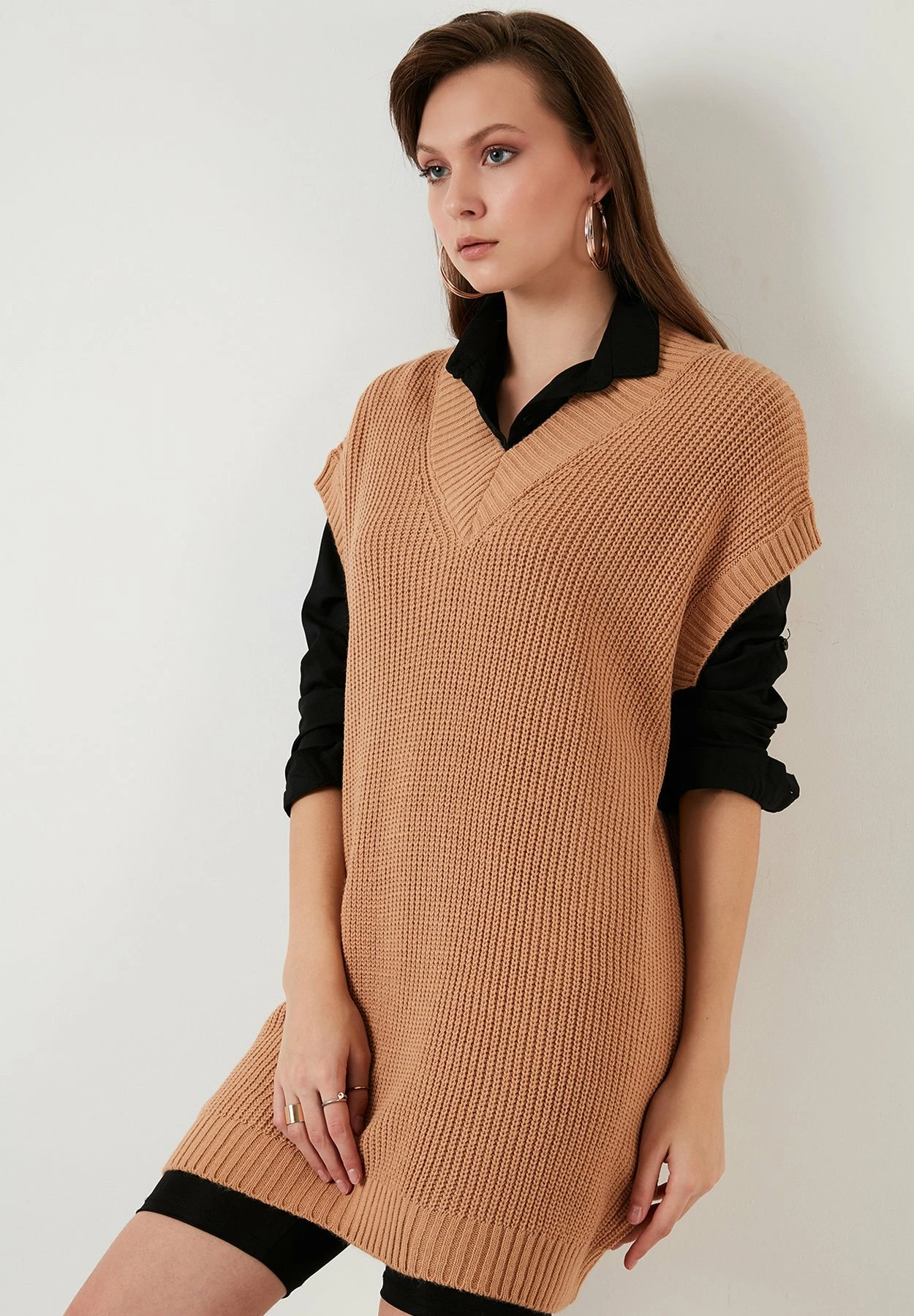 LELA V Neck- Trui - Camel 5 LELA V Neck- Trui - Camel - Afbeelding 3