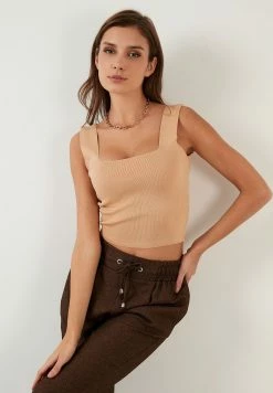 LELA Slim Fit - Top - Biscuit 7 LELA Slim Fit - Top - Biscuit -LELA Winkel a5a6142796484e5690278af95dd1c04e