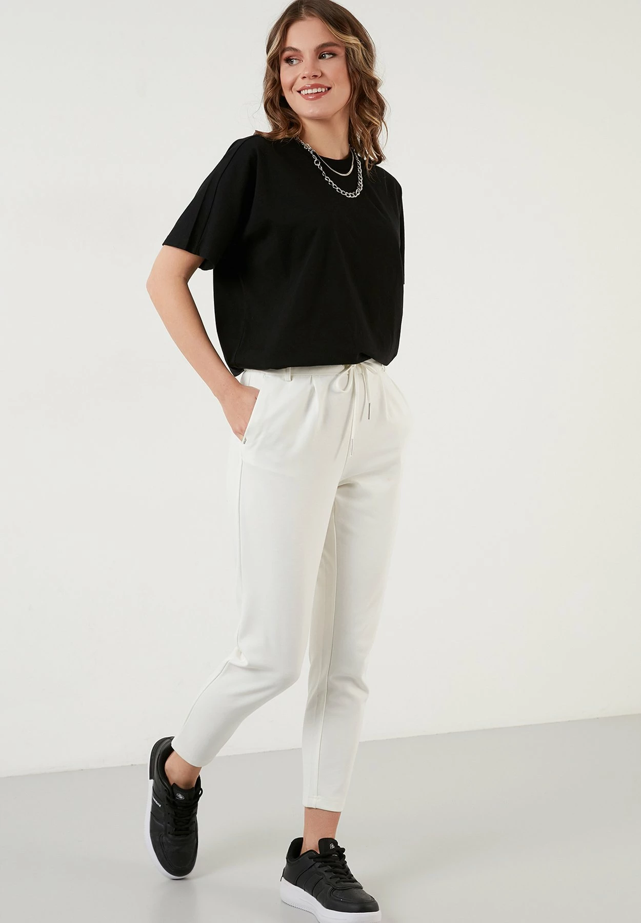 LELA Crew Neck- T-Shirt Basic - Black 4 LELA Crew Neck- T-Shirt Basic - Black - Afbeelding 2