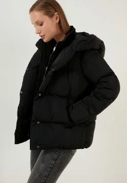 LELA Winterjas - Black 14 LELA Winterjas - Black -LELA Winkel a6bf6eab0fd8451faa55fea73bbb3073