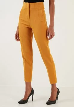 LELA Regular Fit - Broek - Mustard -LELA Winkel a72c664d2a2448e3a08dd43b6a7b4635