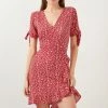 LELA Floral V Neck Ruffle Detail Mini- Jurk - Red -LELA Winkel af5ece12fed24e1f98bfde31f52078a7