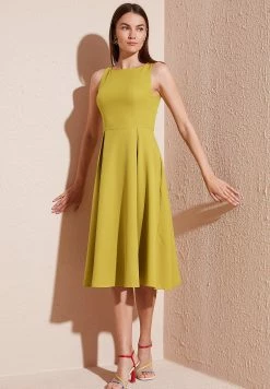 LELA Crew Neck Pleated Midi - Cocktailjurk - Olive -LELA Winkel b2a08fb02b554b56b36b6479c2ee9bf8