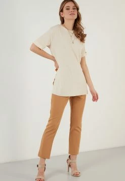 LELA Slim Fit - Blouse - Stone Colored 8 LELA Slim Fit - Blouse - Stone Colored -LELA Winkel b8a3abfa3d854193a1c043b239c912cb