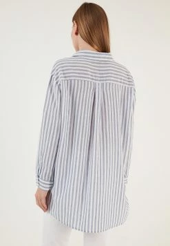 LELA Loose Fit - Overhemdblouse - Light Blue -LELA Winkel bdaf2b0dc17d42c5b9cb65bf130ebed7