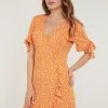 LELA Floral V Neck Ruffle Detail Mini- Jurk - Orange Color -LELA Winkel bf8ca025ad4a44b38deb5bab4c47c77c