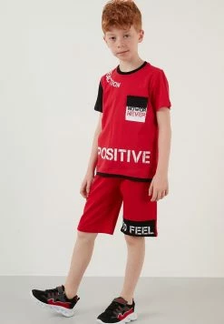 LELA Regular Fit T-Shirt And Shorts - Trainingspak - Red/Black -LELA Winkel c0d31351d06b49fbba11b2546918e6fe