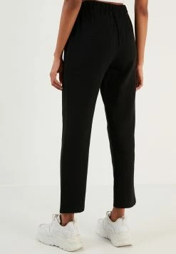 LELA Regular Fit - Trainingsbroek - Black -LELA Winkel c0ff4a8e0e214e3daf3614635584408d