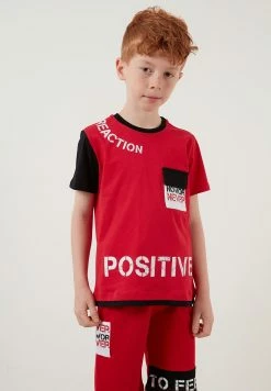 LELA Regular Fit T-Shirt And Shorts - Trainingspak - Red/Black