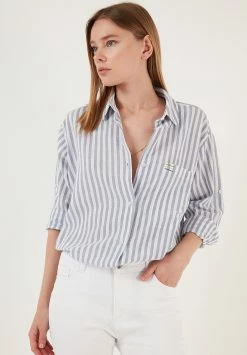 LELA Loose Fit - Overhemdblouse - Light Blue -LELA Winkel cd0428b625214a6fba95f7bb51ea3671