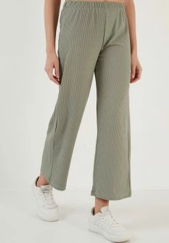 LELA Regular Fit - Broek - Almond Green -LELA Winkel d6852cb8bf414a4a8401aa2f4057bcd6