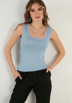 LELA Slim Fit - Top - Baby Blue -LELA Winkel e3d3658723ec4bf48ae4628167fee05f