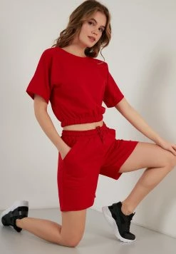 LELA Two Piece Set - Regular Fit - Shorts - Red 9 LELA Two Piece Set - Regular Fit - Shorts - Red -LELA Winkel e70fea6696c3467cad607f17c8a8891e