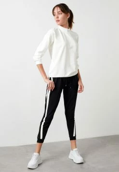 LELA Slim Fit - Trainingsbroek - Black -LELA Winkel ed6826b75bc846f5883d8ea65ad1fa26