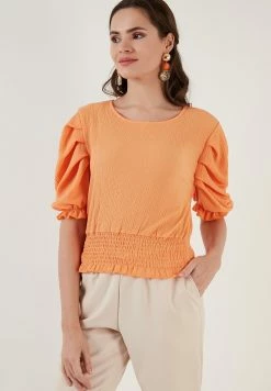 LELA Blouse - Light Orange -LELA Winkel f7fa6e7cd2034e758eecdad42403f3c9